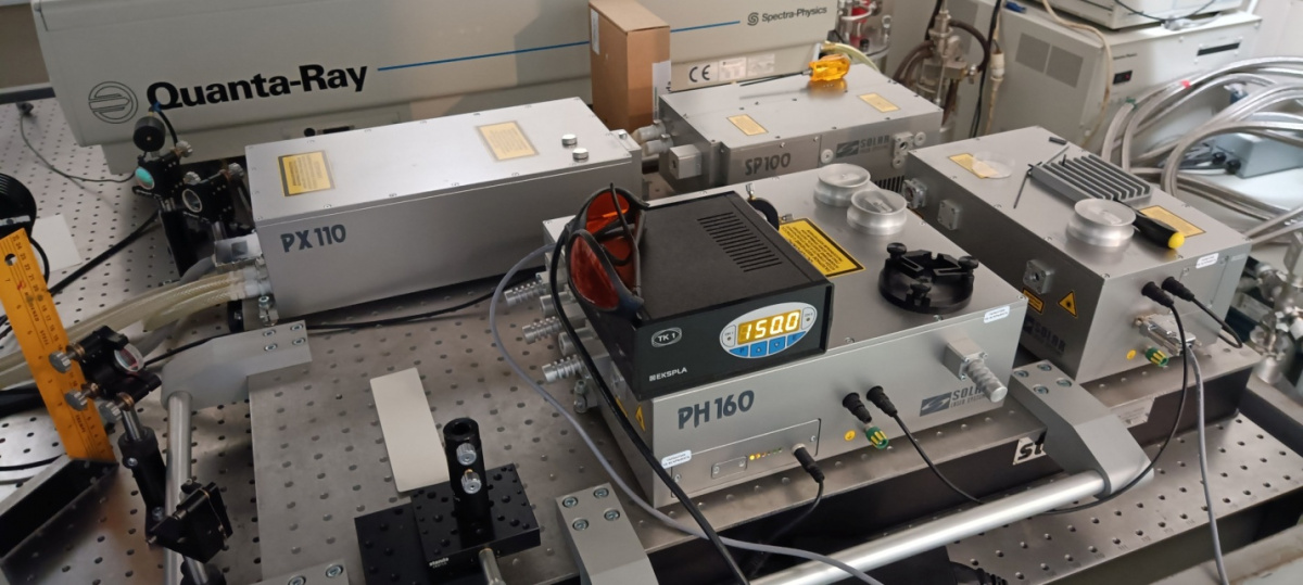 Пикосекундная Nd:YAG лазерная система с генератором гармоник и устройством выборки импульсов