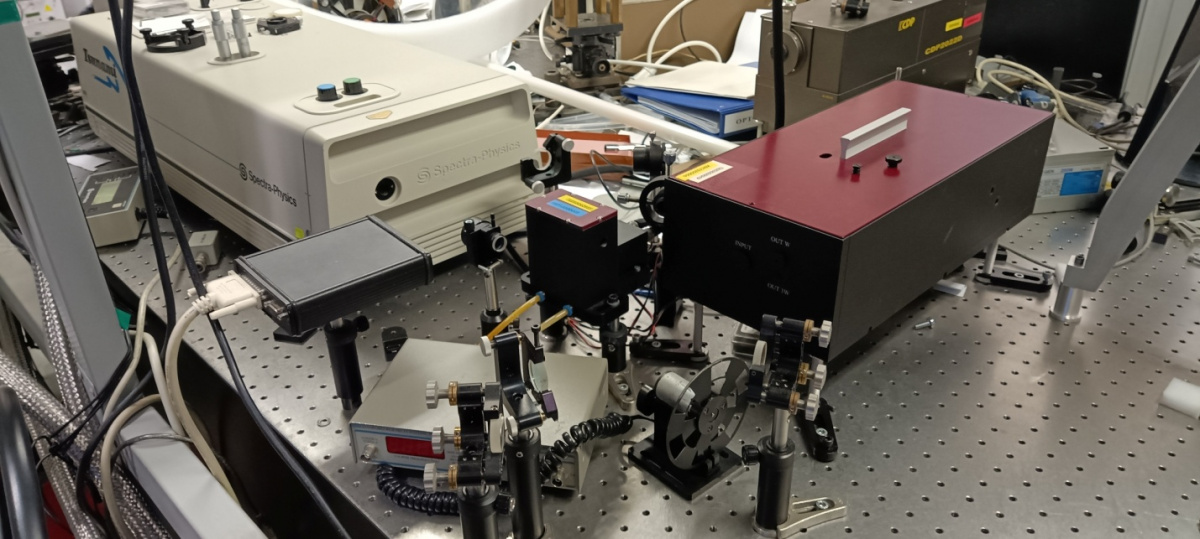 Фемтосекундная Ti:Sa лазерная система с генератором гармоник и устройством выборки импульсов