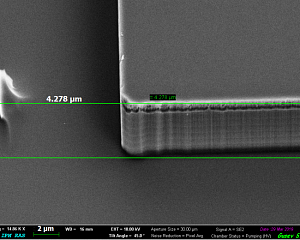 Рис. 1. СЭМ изображение боковой стенки структуры в GaAs, протравленной в плазме Cl2+BCl3