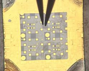 Рис. 1. – Фотография алмаза с нанесенными контактами. Размер алмаза 3×3 мм