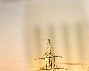 Рисунок 1. Внешний вид солнечного элемента с полупрозрачными композитными электродами «MoO3/Ag/MoO3» (светло-серые полоски на фотографии)