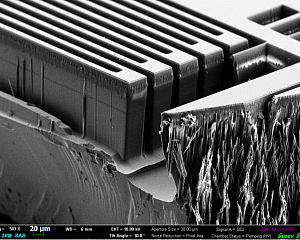 Рис. 1. Глубокие канавки в кремнии под маской алюминия