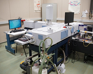 Исследование спектров излучения, пропускания, отражения и фотопроводимости различных структур и материалов методом фурье-спектроскопии высокого разрешения (до 0.003 см-1) в широком спектральном диапазоне (0.4 - 500 мкм) с использованием Bruker IFS 125HR