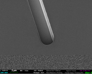Рис. 2. СЭМ изображение протравленной  канавки в GaAs шириной 3 мкм