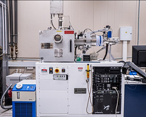 Нанесение тонких пленок металлов и диэлектриков с помощью установки резистивного и электронно-лучевого испарения с холловским ионным источником Amod 206